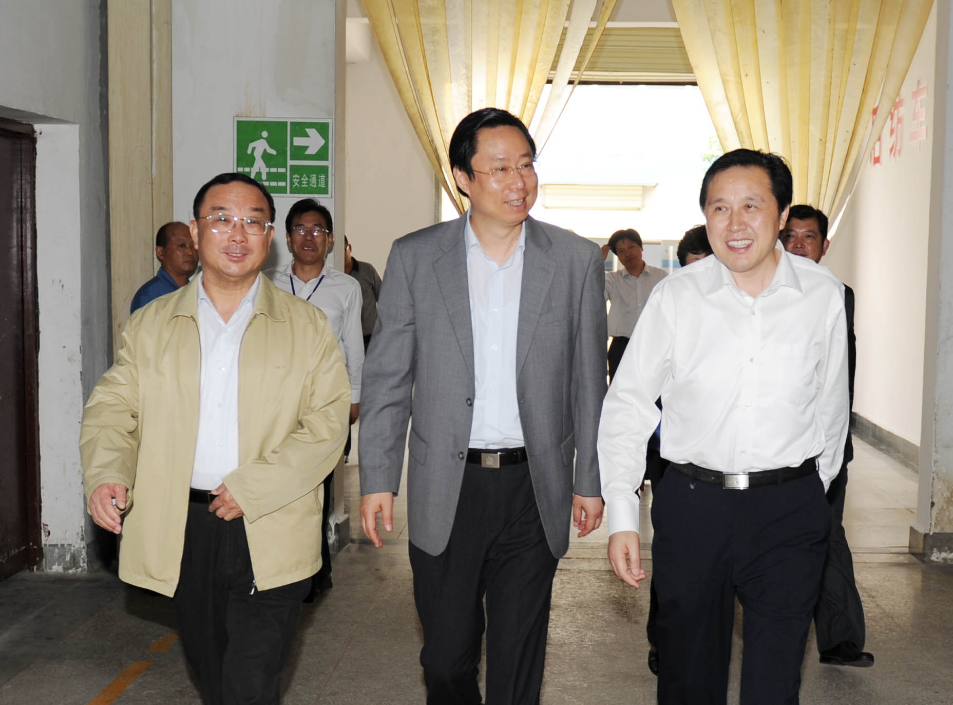 原宿遷市委書記，現(xiàn)貴州省委副書記藍(lán)紹敏在時(shí)任區(qū)委書記李健陪同下到箭鹿調(diào)研