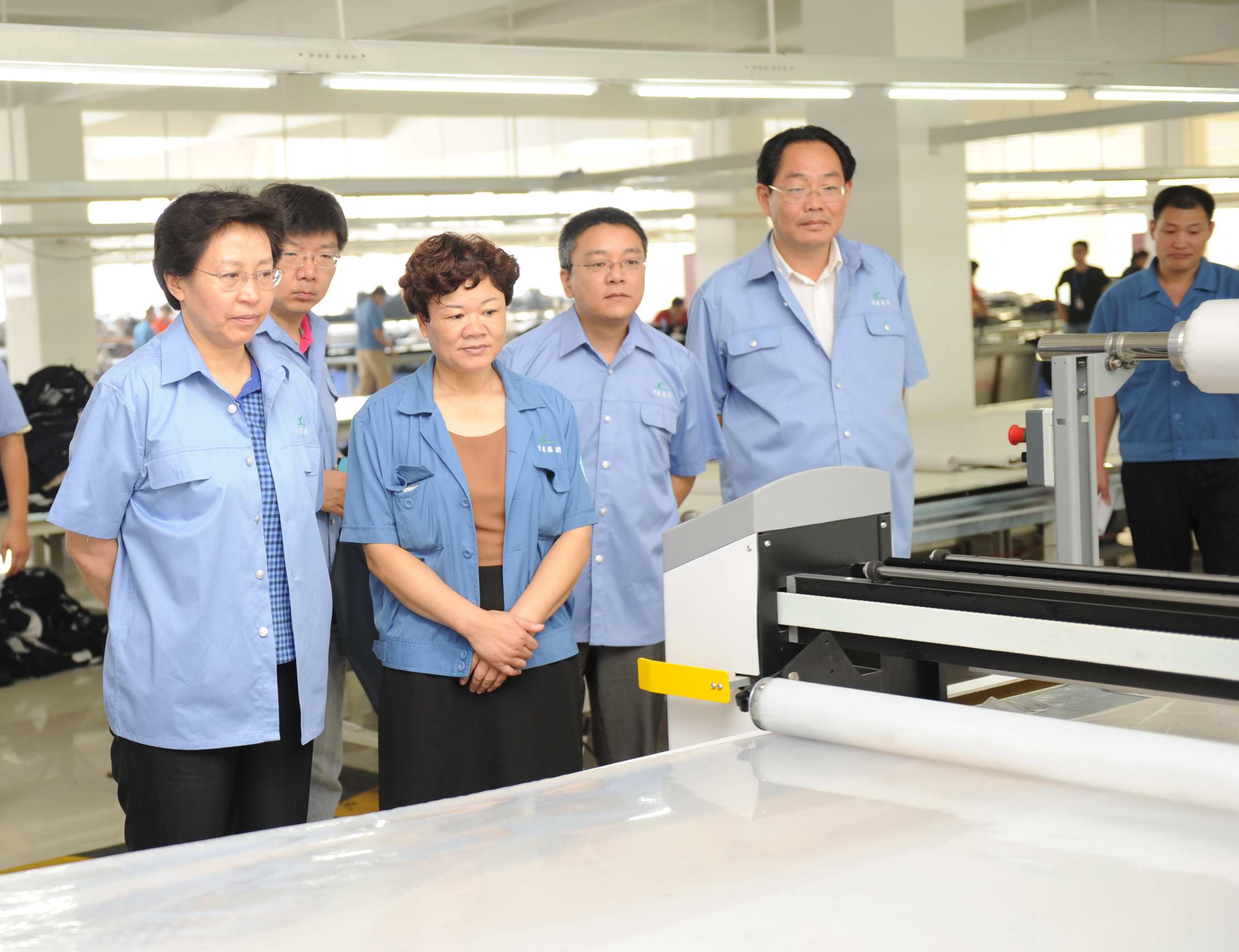 原江蘇省總工會(huì)主席，現(xiàn)江蘇省人大常委會(huì)副主任邢春寧在市人大常委會(huì)副主任楊明強(qiáng)陪同下與職工同勞動(dòng)