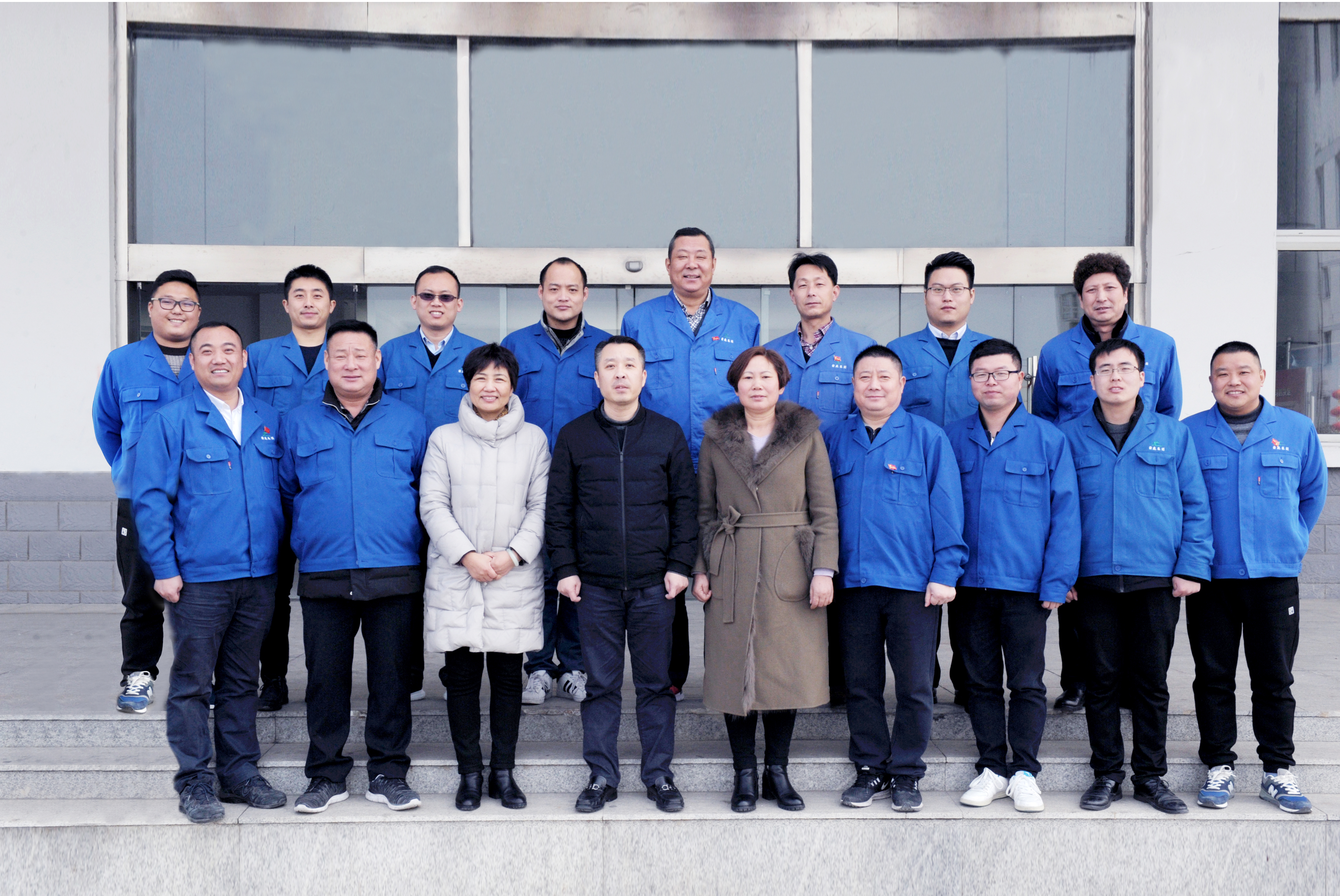 集團(tuán)黨委書記、董事長(zhǎng)劉偉及集團(tuán)營(yíng)銷骨干與黨的十六大代表、原集團(tuán)黨委副書記周娟，十三屆全國(guó)人大代表、織造車間員工高蘇娟合影留念